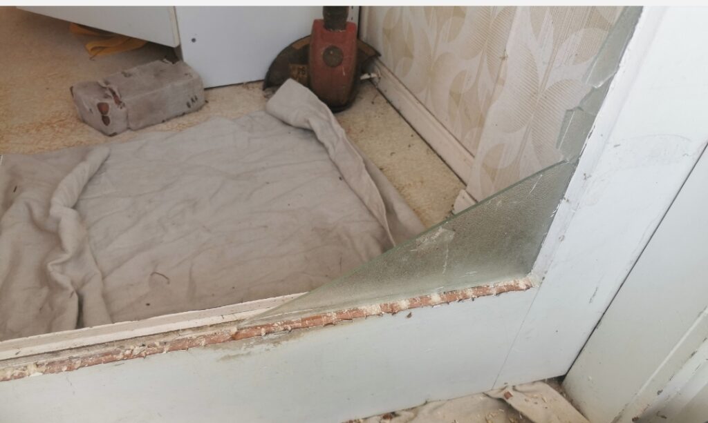 We repair your broken glass and cat door, dog door, we do the putty job for your timber windows and doors
Auckland glass repair 
broken catdoor
repair catdoor auckland