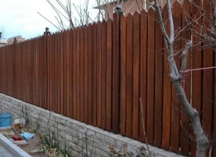 Pros and Cons of Traditional Fences
Pros and Cons of Timber fences